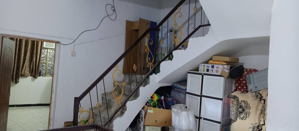 السلام عليكم بيت للبيع ١٠٠متراستقبال وغرفة نوم جوه ومطبخ وصحيات اثنين وغرفة نوم الطابق الثاني وسطح صغير وبيتونه وسطح الفرع عرضه ٧مترماكدامه ابيوت العنوان الغرير جامع الغرير اول فرع على اليسرى الاستفسار ***********
