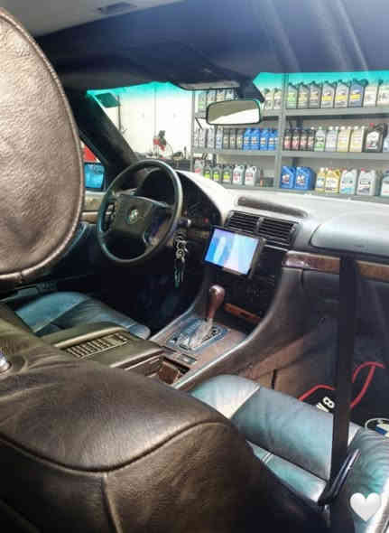 السلام عليكم سيارة بي أم كاسحة سيارة جاهزة صدر خلفي امامي جديد كشنات كهرباء سلايت روف جام كهرباء صندوق شفط مُري كهرباء شاشة كامرة رقم بغداد دولي بأسمي للبيع فقط ماأراوس السعر 85 وبيها مجال للطيبين ***********
