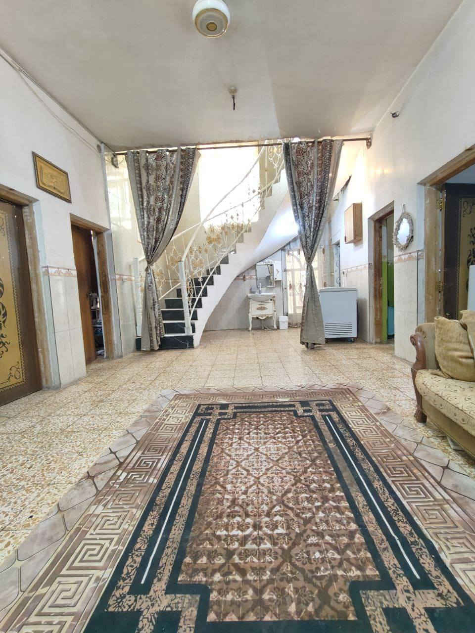 السلام عليكم دار للبيع 220 متر طابو صرف نزال 24 متر عرض 9 أمتار وربع بناء 2013 طابقين يحتوي على غرفتين بالطابق الأول عرض 4في 5 وصاله 4في7 وصحيات داخليه وخارجيه ومطبخ 4 في5 والطابق الثاني يحتوي على سويت كامل الطابق الأول كاشي ولثاني بورسلين يبعد عن الشارع العام 250 متر تقريبا" السعر 235 مليون المكان حله حي العسكري شارع 80 قرب مدرسة الرحمان فرع أسواق باب الحوائج وهذا رقمي *********** علما" البيت ملكنه
