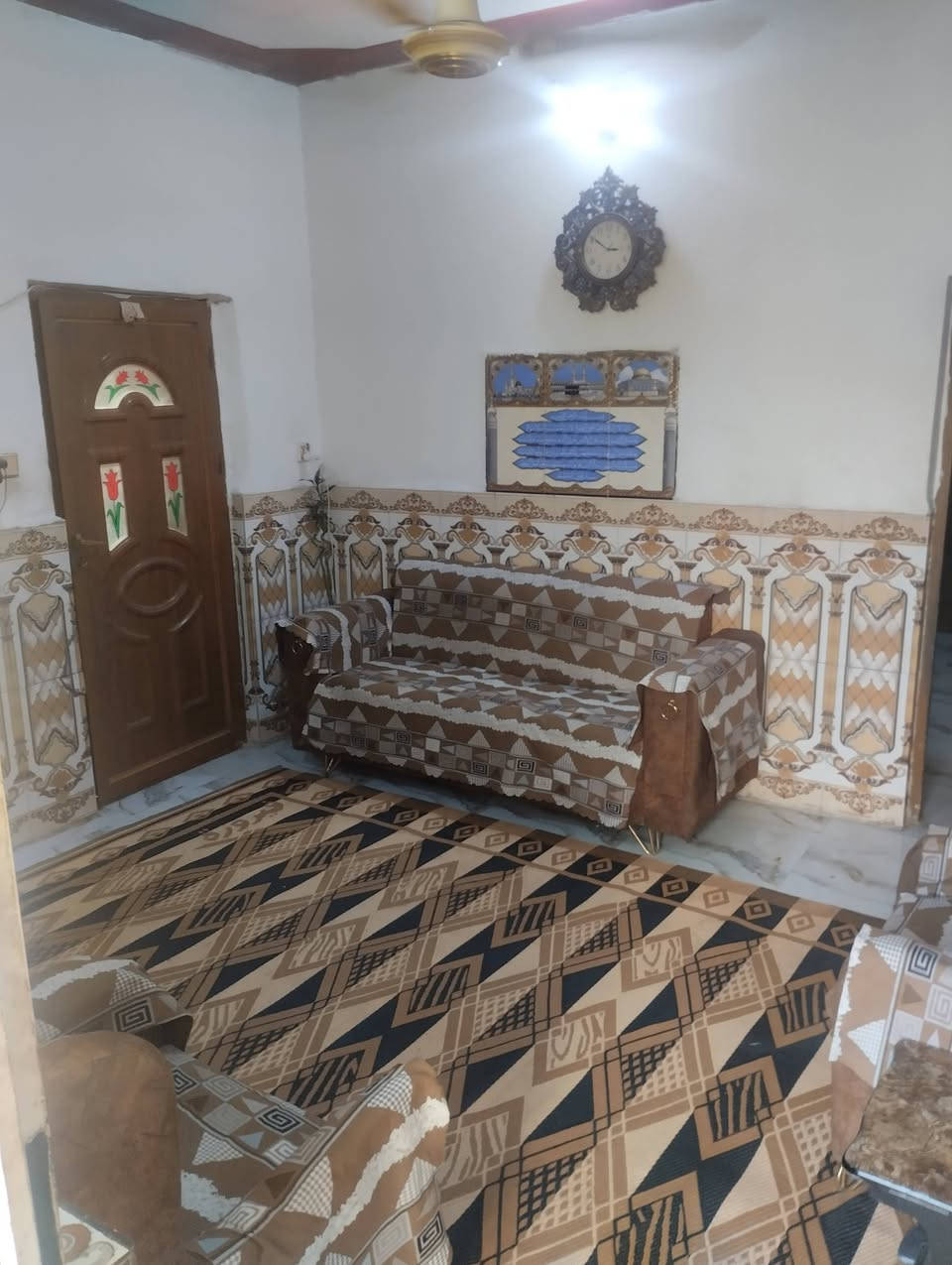 مشتمل للبيع مساحه ٧٧م يحتوي على كراج واستقبال وغرفة نوم وصحيات داخليه و خارجيه غربي وشرقي والطابق الثاني غرفه نوم واحده وسطحين  الواجهه ٥.ونص ونزال ١٤ . الشعب الصحه قرب مرطبات تفاحه لاستفسار *********** بي واتساب و***********
