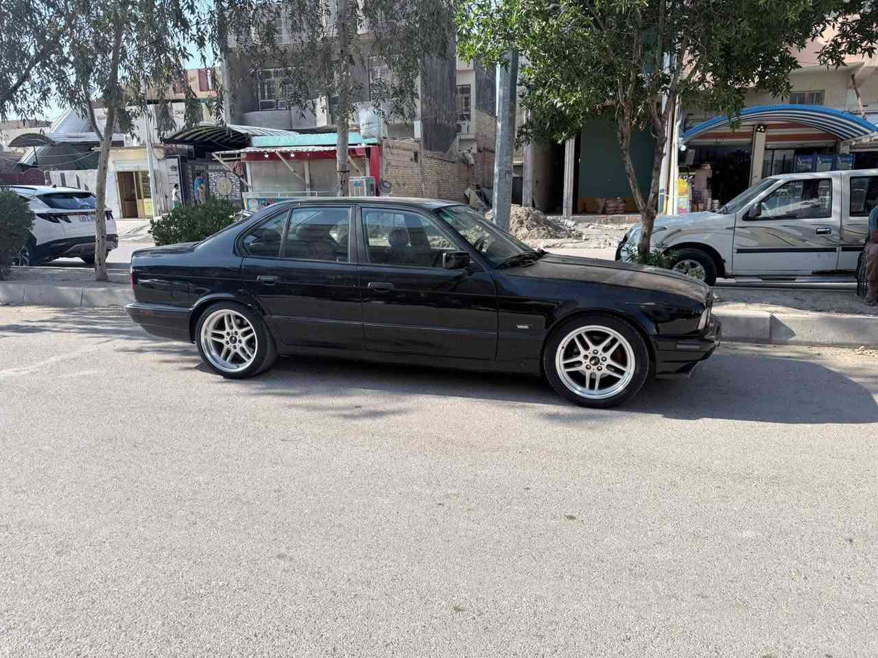 السلام عليكم ..... بيع مستعجل 
BMW 1990 525i
محرك مسكر فانوس المرغوب گير عادي رقم سليمانية دولي مسطرة لون اسود ملكي صبغ عام جمالية صبغ درجة اولى فرن حراري تدفئة وتبريد جامات كهربائي داخل جلد كارتير أسود عليها ويل M 19 رياضي دعاميات M سيارة جاهزة للأخير مال جناي ماتعبك مادور صرف ربع دينار 
السعر/73 وبي مجال 
العنوان ديالى بعقوبة 
الرقم/ ***********
