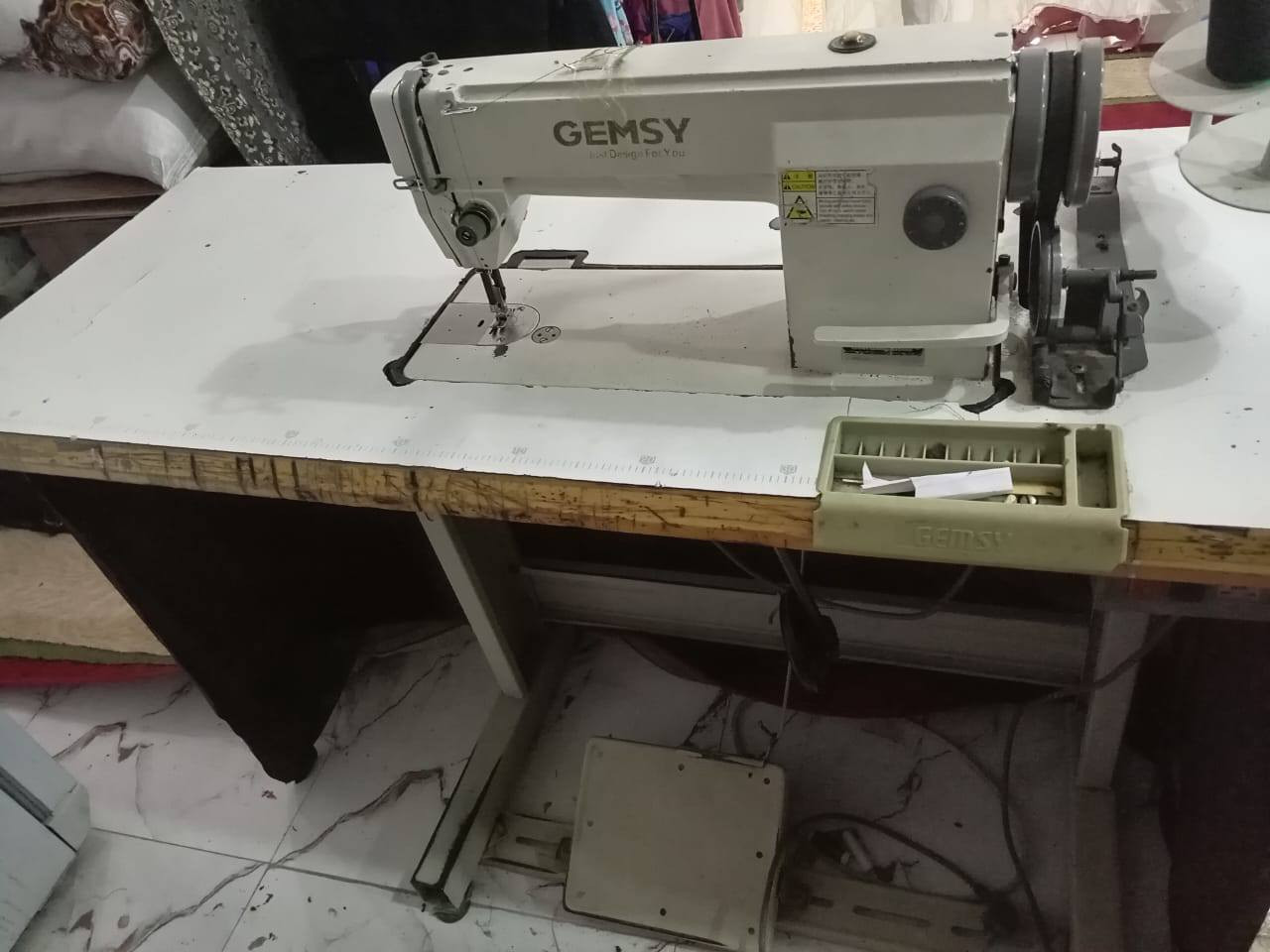 مكينه GEMsy. 
جمسي الباب الأول نظيفه كلش مابيهه اي عطل  ////بيها فقط الخيط يفلت مانعرف نخيط بيهه. رايد اشتري مكينه زغيره 

***********  رقم الهاتف
