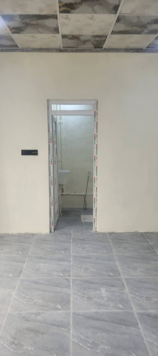 السلام عليكم محل للايجار في حي السكر  على الشارع العام قرب روضة ماي دريم المساحة ٥×٤ ونص زائد حمام السعر ٣٠٠ الف قفل للإستفسار ***********
