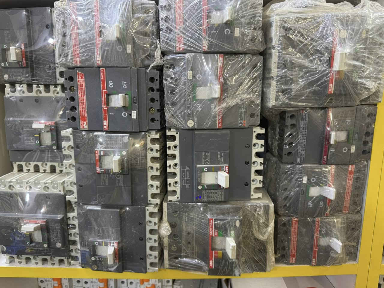 متوفر قواطع Abb✅
جميع الامبيريات 
للطلب والتواصل على الواتساب ***********
