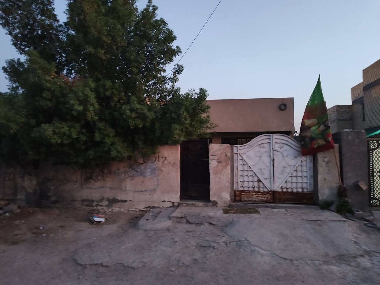 سلام عليكم دار مع محل للبيع مساحت البيت 360 طابق واحد يتكون من اربع غرف واستقبال وهول ومطبخ وحديقه كبيره العنوان بغداد الرستميه مقابيل الكليه العسكرية الاستفسار اكثر الاتصال على رقم ***********
