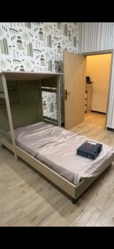 حبايب غرفة ولادية للبيع مودرن وقوية جداً
عدد القطع مالتها ٥ قطع
تخت / كوميدي للي بصف التخت / مجرات عدد ٣ / ميز دراسة / كنتور 
الغرفه جديدة لوك ولاشخط بيها 
استخدام سنه فقط 
وماخذها ب١٢ ورقة 
رايدها بسعر مناسب 
مامتواجد ع فيس 
للشراي فقط يتواصل وياي واتساب 
*********** 
مكاني بغداد / حي العدل
