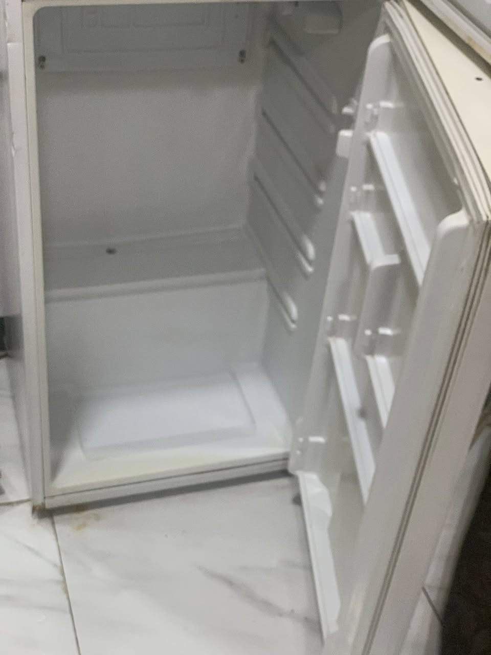 ثلاجه 10قدم غراضهة الداخليهة كلهة موجوده150وبيهة مجال مكاني بغداد لحريه***********
