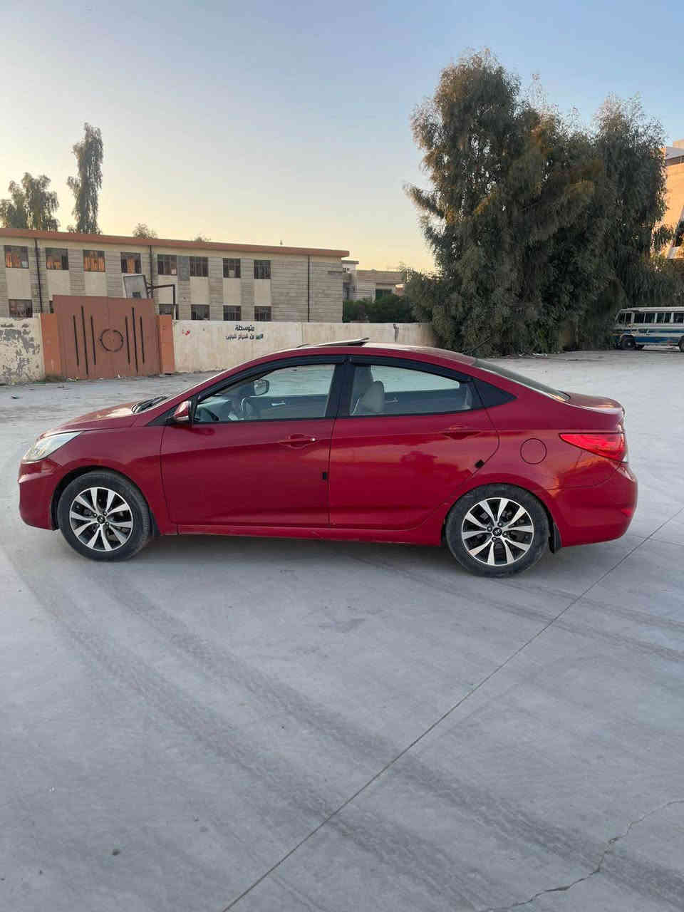 اكسنت مضلع 2017 وراد خليجي
فول مواصفات 1/1
فتحة سقف 
حساسات
كشنات جلد
شاشة تبريد 
شاشة وكاميرة
لايتات زينون وحاجب
خمسة ويل كب
مكينة وكير وتبريد شرط
الضرر/ باب السايق صبغ فقط 
السعر 118$ وبيها مجال
شرط التحويل
مكان السيارة موصل
*********** Singapore
