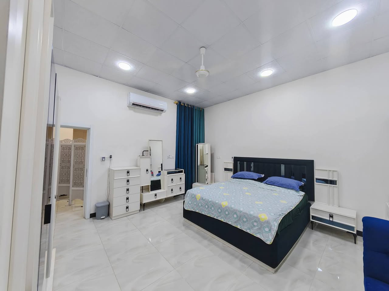 🏡 #للبيع #دار_سكني بموقع مميز وبسعر مناسب
📍 #الموقع: #شارع_80 خلف #نون_مول 
  
✨ #المواصفات:  
▫️ المساحة: 180 م²  (طابو زراعي سند 25) 
▫️ الدار ركن على شارعين 
▫️ بناء حديث 2024 
▫️ موقع مميز خلف التجاري  
▫️ تحتوي المنطقة على كافة الخدمات ماء وكهرباء ومجاري وتبليط 
..........
🔹 الطابق الأرضي:
- مطبخ بارد كبير 
-مطبح حار منفصل 
- هول واسع ومنفصل 
- استقبال منفصل 
- غرفة نوم كبيرة 
- صحيات عدد 2 (للضيوف والخدمة)  
- منور واسع 
- كراج سيارة 

🔹 *الطابق العلوي:
- غرفة نوم  ماستر (تحتوي على صحيات)
- غرفة نوم 
- هول كبير 
---------------------------------
📞 للاستفسار والمعاينة: 
الاتصال على الارقام :
***********☎️ واتساب    
او مراجعة المكتب 
الحلة _ الكرامة الشارع المشجر مجاور اسواق المطار 1 
--------------------------------
✅ نستقبل جميع عروضكم السكنية 🏠 والتجارية 🏡 بكافة مناطق الحلة 
……………………………
