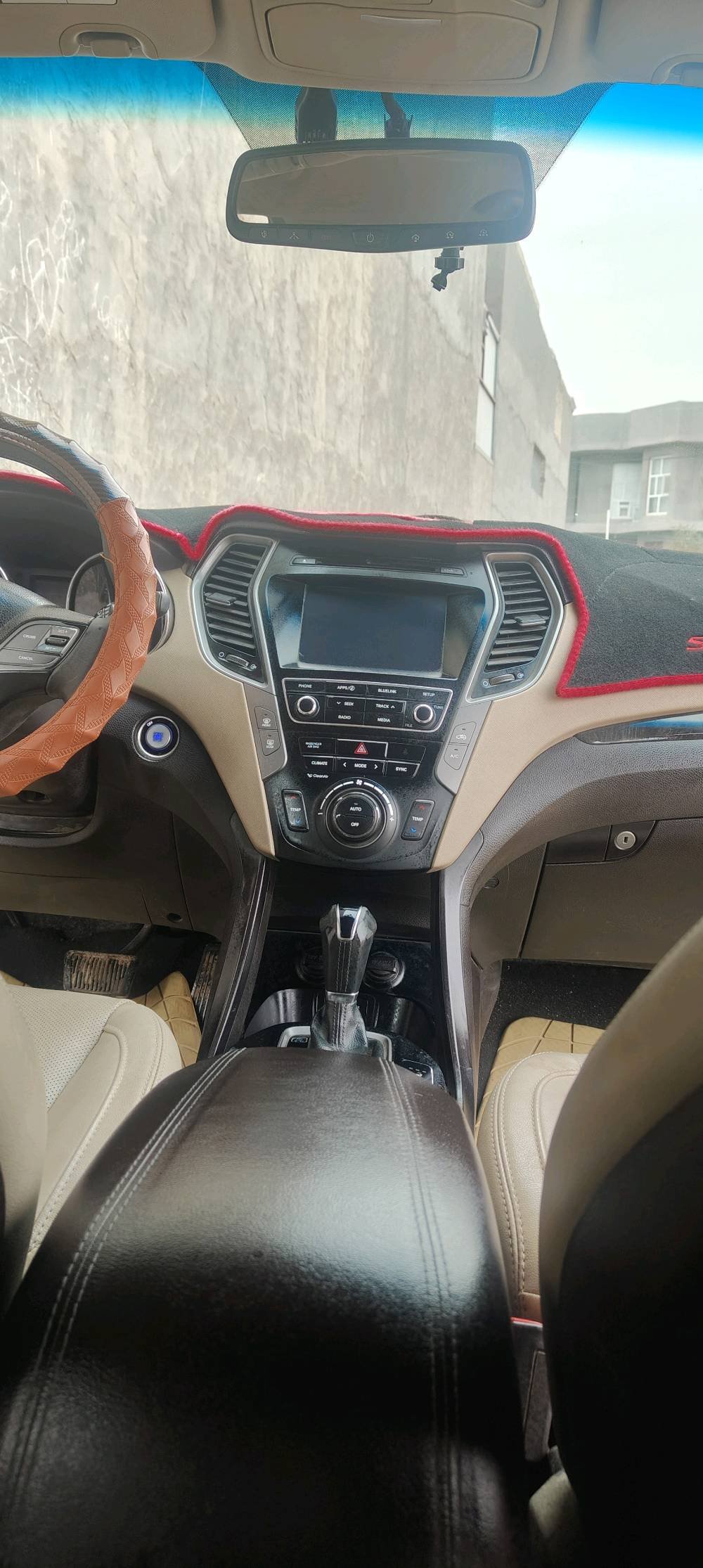 سيارة هيونداي سنتافي موديل 2017 للبيع، بحالة جيدة جداً كما هو موضح في الصور. اللون أزرق والسقف سونار. السيارة تتسع لعائلة وهي مناسبة للرحلات والتنقلات اليومية. تعمل بنظام الدفع الرباعي (AWD) وتتميز بمقصورة داخلية مريحة مع نظام ترفيه حديث. التقييم المروري حديث والمعاينة العامة ممتازة. للاستفسار الرجاء الاتصال على الرقم الموجود في الإعلان.