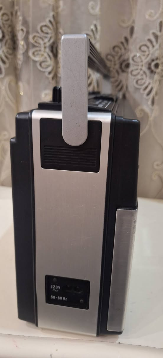 رادیو مسجل  ITT الماني اصلي    جهاز نضیف جدآ    كامل شغال 
صوت عالي ونقي  انتاج 1978
يعمل على الكهرباء 220 فولت  المباشر او بطاريات عدد 6 کبیر 
موجات رادی  FA  MW 
توصیل للکل محافظات  العراق  للحجز مراسلة الصفحة او مراسلة واتساب على الرقم ***********
