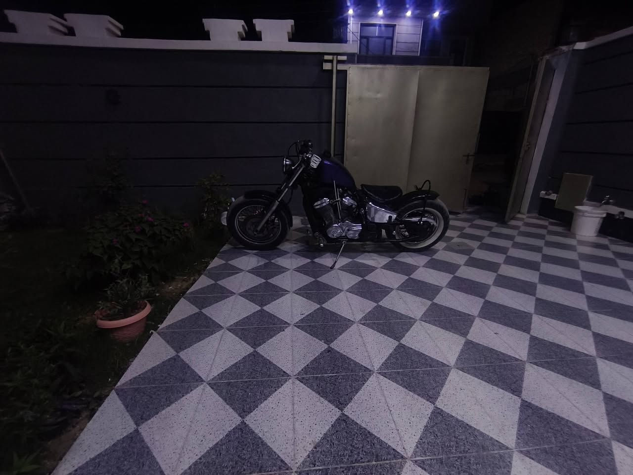 سلام عليكم من رخصة الادمن دراجة Honda steed تعديل بوبر عليها تزويد خير من الله تعمير جديد
1- صدر شادو كامل مع الويل و التاير والبريك والدبلات كلهن مال شادو 
2- تانكي تابوت فايبر كلاس يعني ما يزنجر 
3- تاير خلفي خط ابيض 
4- دبل خلفي جديد 
5- جامرلغ خلفي عمل حديد قوي 
6- كابريتر جديدة 
7- تخم بلكات جديد 
8- شوته كامله جديده 
9- كلجات جديده 
المحرك عليه ادامه كاملة شلعة ومعدل وكير خير من الله 
دراجة بيها نقوصات بسيطه مكاني دياالى جديدة الشط بيها نقوصات جدا بسيطه وما مأثرة عليها جان ابالي مشروع بيها وفلوسي ما كفن ودا ابيع والحمد لله سعرها خاص والشراي بي خير ويدلل وهذا رقمي وبي واتساب 
.***********.
