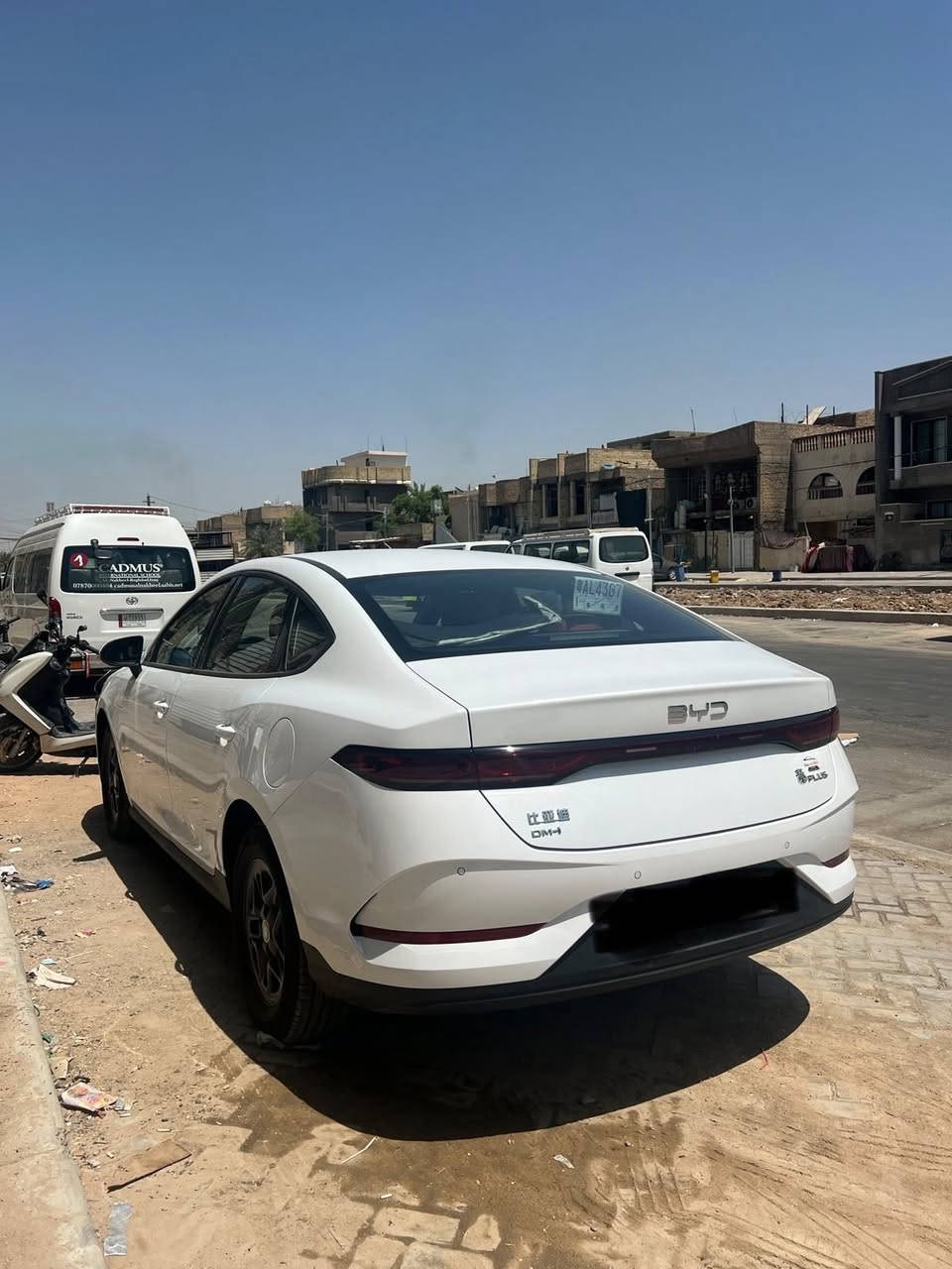 من رخصه مدير الكروب سياره بي واي دي موديل ٢٥ ماشيه ٣ الاف الكلي وسياره جديده جداً ومكفوله عدا رصعه بسيطه اسفل باب السايق مثل ما موضح بالصوره عداها سياره كفاله ومرقمه بغداد كامله وبأسمي 
***********
