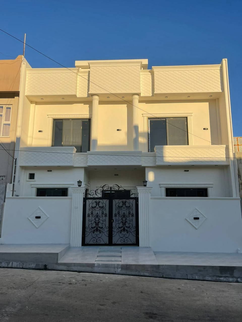 دار للبيع 🏠 

الموقع 📍 حي الصديق الأولى مقابل جامع أبو بكر الصديق 🕌

بناء حديث زيرو فارغ 🔑 
 
المساحة 100 متر.             واجهة 10 *10 ✳️

شارع تبليط بعرض 12 🛣️ 

تفاصيل الدار طابقين كاملة ✅ 4 غرف نوم 

الطابق الارضي مكون من/ غرفة نوم/ هول مفتوح على الاستقبال/ مطبخ/ صحيات ⭐

الطابق الثاني مكون من/ثلاث غرف نوم/ صحيات ⭐  بيتونة سطح كاشي ⚡

نظام دكتات سبالت كاميرات 📸🖥️.      كما هو موضح بل الصور 📸 

للاستفسار اكثر الاتصال على الارقام التالية 👇 

*********** 📱***********📱 ***********📱

السماك لتجارة العقارات 👉 عنوان المكتب 📌 حي الصديق بعد مرطبات البحرين سائدين الصديق الرئيسية مقابل مدرسة تبارك الاهلية 👍
