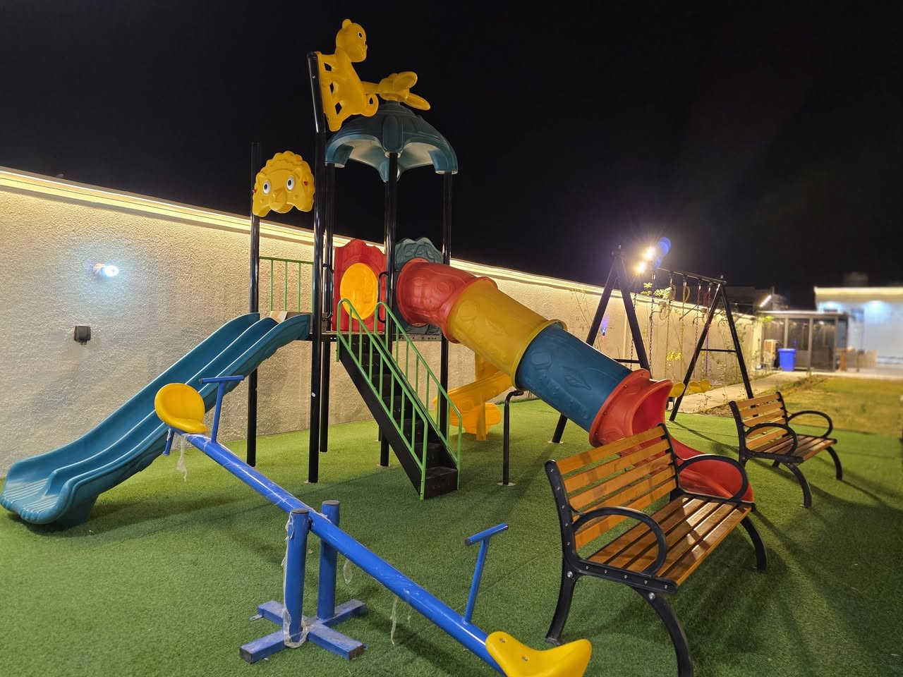 🌿✨ أهلاً بكم في Royal Farm ✨🌿
أ
استمتعوا بأجمل الأوقات وسط أجواء الراحة والخصوصية:

🏊‍♂️ مسبح للكبار بمساحة 10×5 متر🏊‍♀️ مسبح خاص للأطفال

🏡 منزل مكيف بالكامل يضم:🛏️ غرفة نوم سويت🛏️ غرفة نوم عادية🛋️ صالة مريحة🍽️ مطبخ متكامل

🔥 منطقة شواء متكاملة تشمل:🍖 باربكيو🐟 مكان خاص لسكف السمك🍗 فرن للشوي

🎮 صالة ألعاب مكيفة تحتوي على:🎮 بلاي ستيشن🎱 بليارد♠️ فيشة🃏 منضدة ألعاب

🌳 حديقة واسعة ومساحات خضراء🛝 ألعاب أطفال متنوعة

مكان مثالي للعوائل والجلسات المميزة وقضاء أجمل الأوقات مع الأهل والأصدقاء.
***********
📞 للحجز والاستفسار يرجى التواصل معنا.
