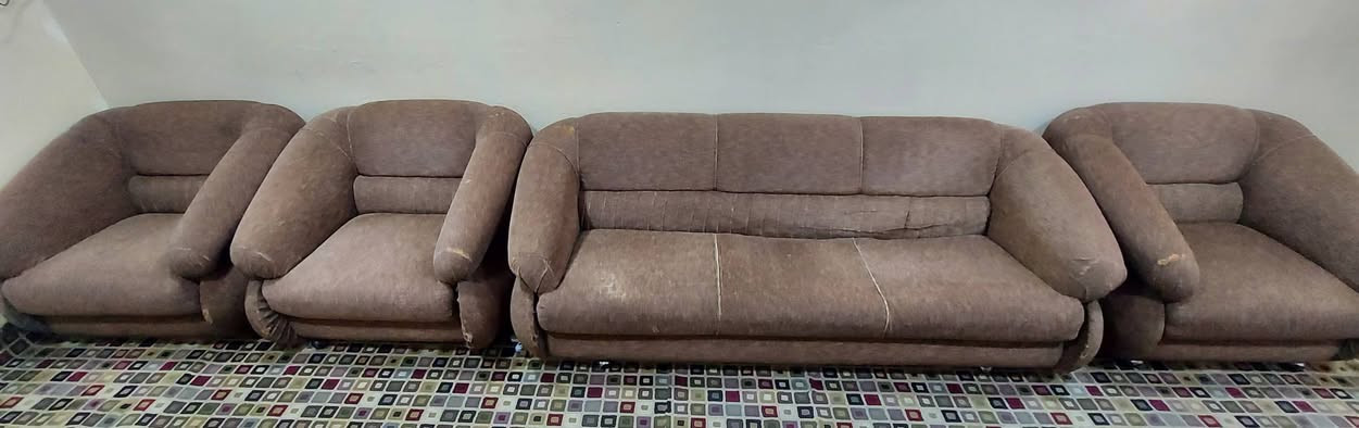 طخم قنفات 6  أمتار قطعه كبيره و4 قطع مال نفر الطخم يحتاج تصليحات السعر 60 الف الطخبم من النوع الثقيل


**إذا كنت صاحب هذا الإعلان وتريد حذفه لأي سبب، رجاءا أرسل رسالة إلى الدعم الفني**