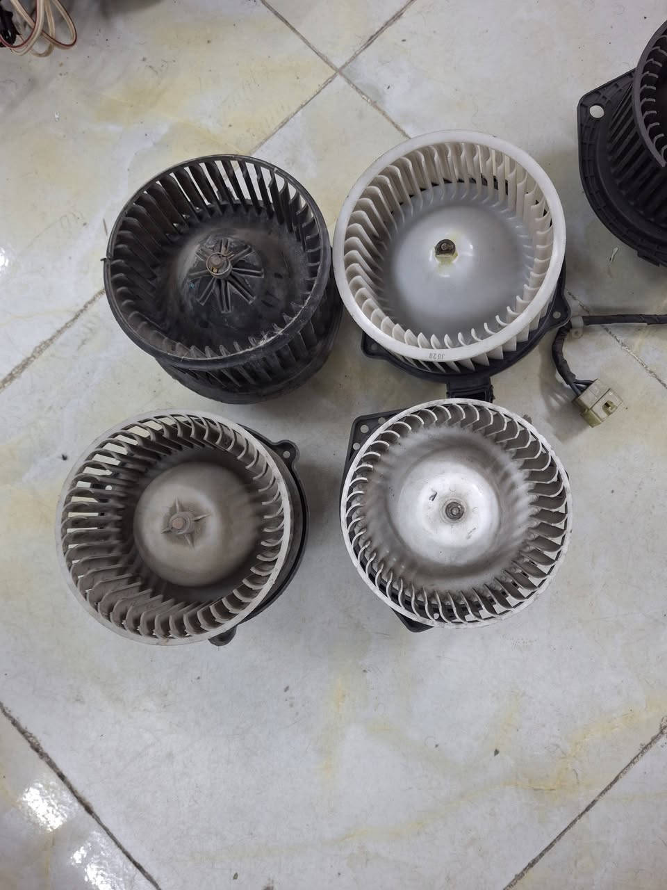 السلام عليكم ورحمة الله وبركاته 
من رخصة الادمن المحترم والمشرفين والأعضاء الكرام 
للبيع فان تدفئة و تبريد سيراتو و فورتي و النترا 
السعر ٢٥ الف 
مكاني بغداد العامرية 
***********
