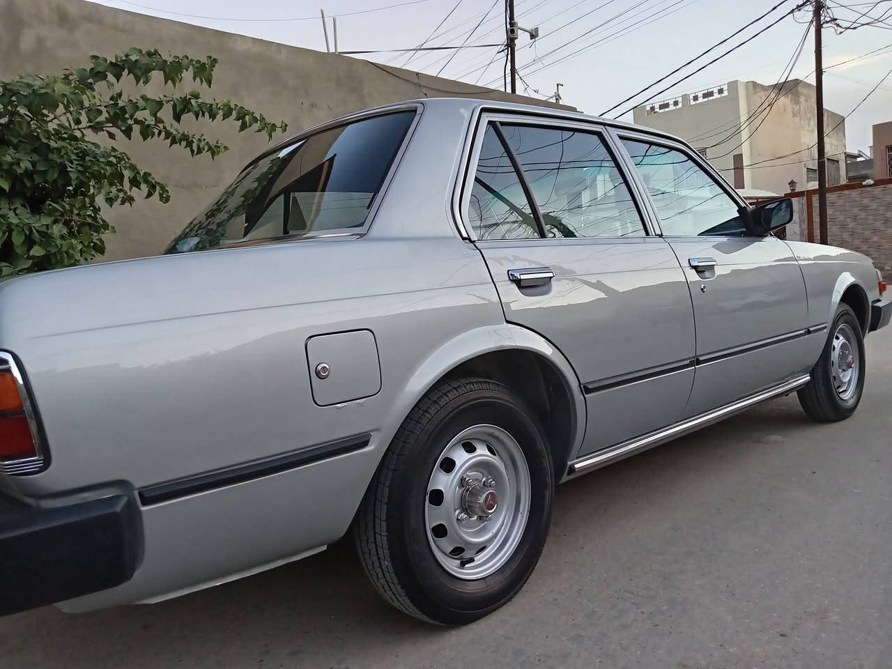 السلام عليكم ورحمه الله وبركاته اخوان كورونا للبيع موديل 81  سياره كلها عالشركه   ماكينه ا ستاندر  تبريد تدفئه
***********
***********
***********
