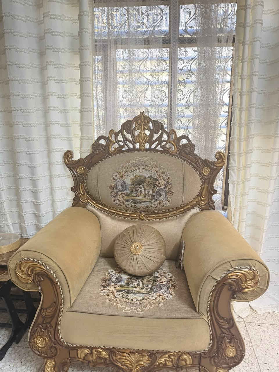 تخم استقبال كلاسيكي ملكي خشب محفور وجوبلان
تخم استقبال كلاسيكي فاخر، خشب محفور يدوي مع زخارف ذهبية، قماش جوبلان أصلي مزخرف، بحالة جيدة جداً. مناسب للصالات والمجالس الكبيرة. يتكون من ١٢مقعد 

مستعمل بحالة جيدة المكان بغداد البياع ***********
ب ٦٠٠ وبي مجال
