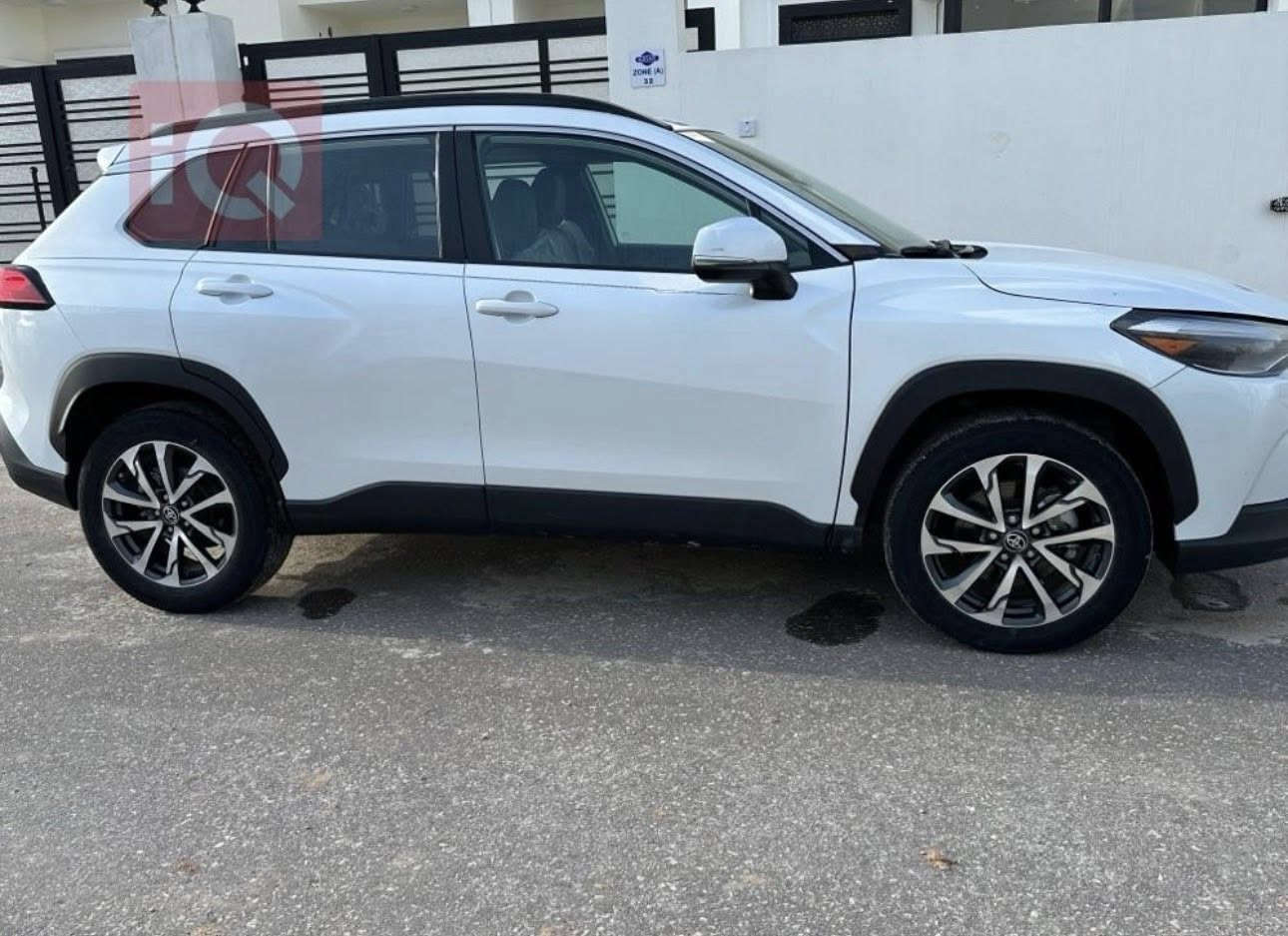 كورولا كروس 2023 للبيع  
(وارد أمريكي - فئة XLE)  

📍 المكان: محافظة الديوانية
🔷 موديل: 2023  
🔷 المسافة المقطوعة: 45 ألف ميل  
🔷 المحرك: 2.0 لتر - 4 سلندر بنزين اقتصادي وقوي  
🔷 نظام الدفع: أمامي (FWD)  
🔷 وارد: أمريكي  

🤍 لون السيارة: أبيض صدفي  
🔷 فئة المواصفات: XLE  

🔐 تشغيل بصمة + تشغيل عن بعد  
📡 رادار أمامي + نظام التحذير من الاصطدام  
📷 كاميرا دوّارة
📱 شاشة عرض وسطية مع نظام خرائط / Apple CarPlay  
🪑 مقاعد جلد  
🎨 لون الداخلية: رصاصي  
🔥 تدفئة مقاعد  
🧑‍✈️ مقعد السائق تحكم كهربائي  
🚪 باب خلفي كهربائي (Trunk)  
🔌 3 منافذ شحن Type-C  
👥 5 مقاعد مريحة  
🎛️ تحكم ستيرن  
🚗 مثبت سرعة  
🛣️ نظام المحافظة على المسار  
⚠️ تنبيه قبل التصادم  
🛑 سايد بريك إلكتروني Auto 
🔴 اوتو هولد 
🤩 رقم لوحة مميز 🤩
📌 ملاحظة:  
السيارة نظيفه و كلشي بيها جاهز حادثها دعاميه امامي فقط  

💰 السعر: 235 قابل للتفاوض
السعر اذا معاجبك لا تعلق و احتفظ بمعلوماتك لنفسك 😊


**إذا كنت صاحب هذا الإعلان وتريد حذفه لأي سبب، رجاءا أرسل رسالة إلى الدعم الفني**