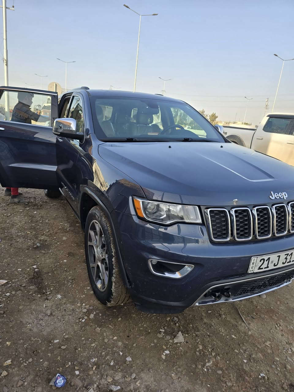 السلام عليكم.   
جيب كراند شيروكي لمتد موديل 2020 وارد امريكي حادث جاملغ عكس السايق شخط بلباب الي بصفة وصارت عندي رصعة يمي بلبنيد كلش صغيرة تخم تاير جديد قبل يومين بدلتة صدر جديد ماشية تقريبا 53000 ميل فتحة سقف رادار جانبي نقطة عمياء شاشة كبيرة داخل جلد بيجي كشنات كهرباء كشن واستيرن تدفئة اربع  مودات قيادة فور ويل محرك 6 سلندر 3600 ويل 20 صندوق كهرباء تحكم ستيرن تبريد قطعتين تبريد منفصل للجهتين كامرة خلفية حساس خلفي لايت زنون  السيارة رقم سليمانية باسمي تحويل مباشر السعر 258 ورقة  موجودة بغداد الاعظمية  للاستفسار ***********.
