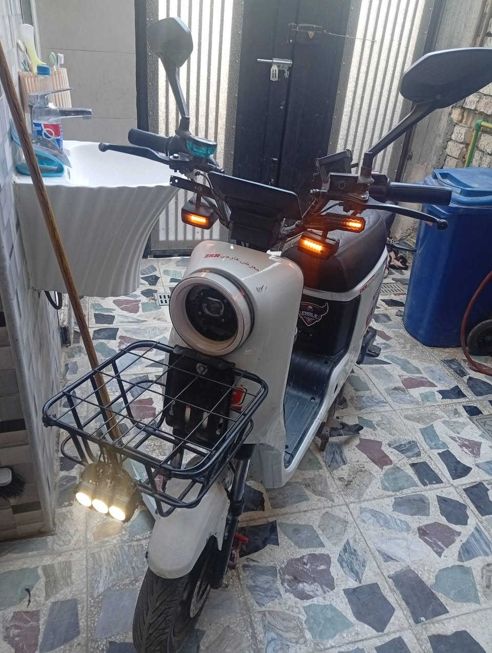 سلام عليكم دراجة R9 للبيع 
(نقصه فقط شاحنة) 
(5بطاريات دبل كبار)
(كهربائيات شغاله)
(سماعات بلوتوث 2 خارجيات)
دراجة شغاله وحلوة تجي وشوفه
سعره 290 بيه مجال قليل
مكاني بغداد مدينة الصدر 
شراي اتصل ***********
