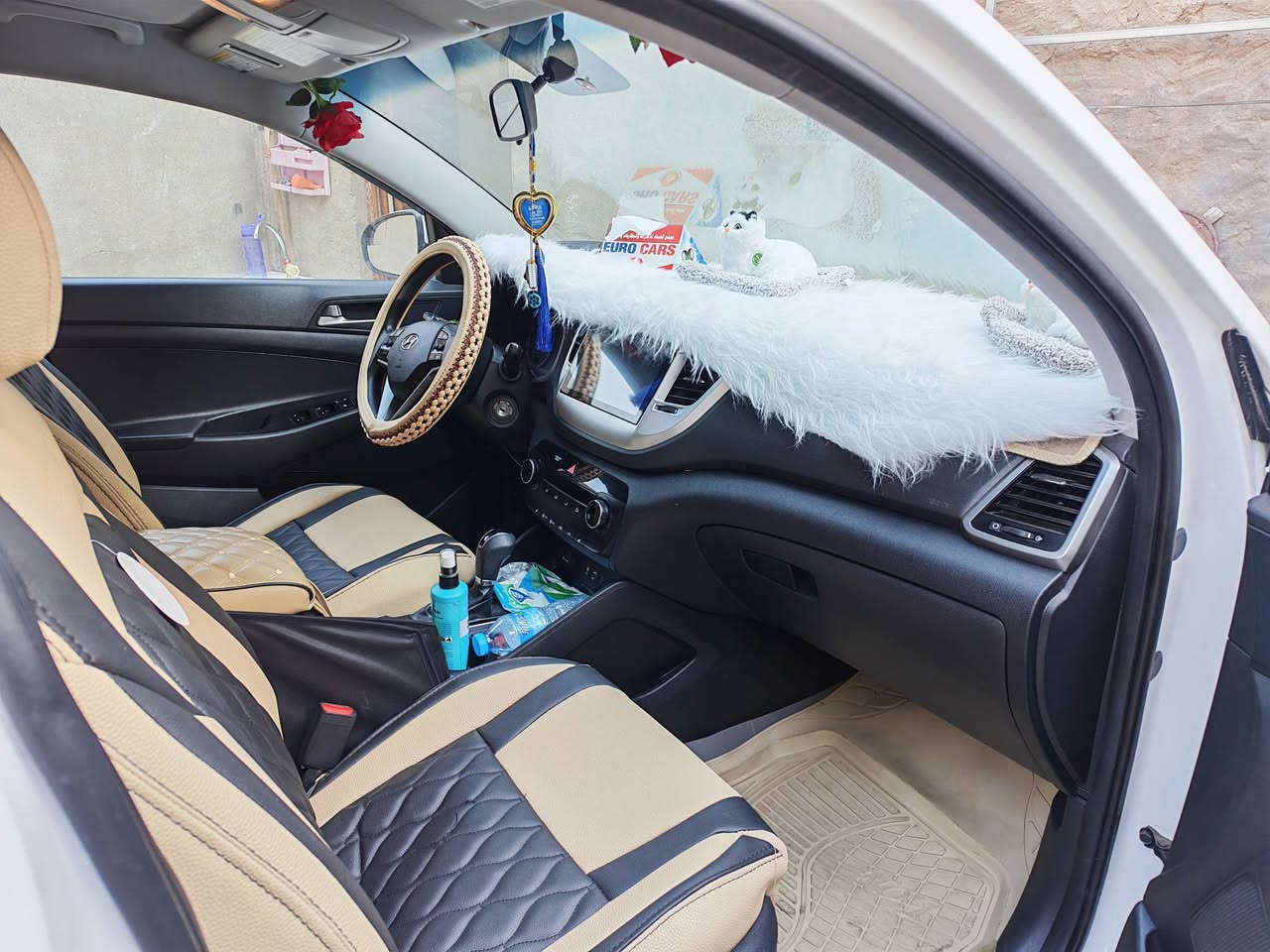 توكسان موديل 2018 أمريكي بدون حادث رصعات بالبنيد محرك 2400 فور ويل سياره كفاله من كل شي جديده حيل بمعنى الكلمه حته درنفيس ما ماشي عليها على وضع الشركة ماشيه 74000 كيلو متر مو ميل السعر, ١٧٥  وتدلل ***********
