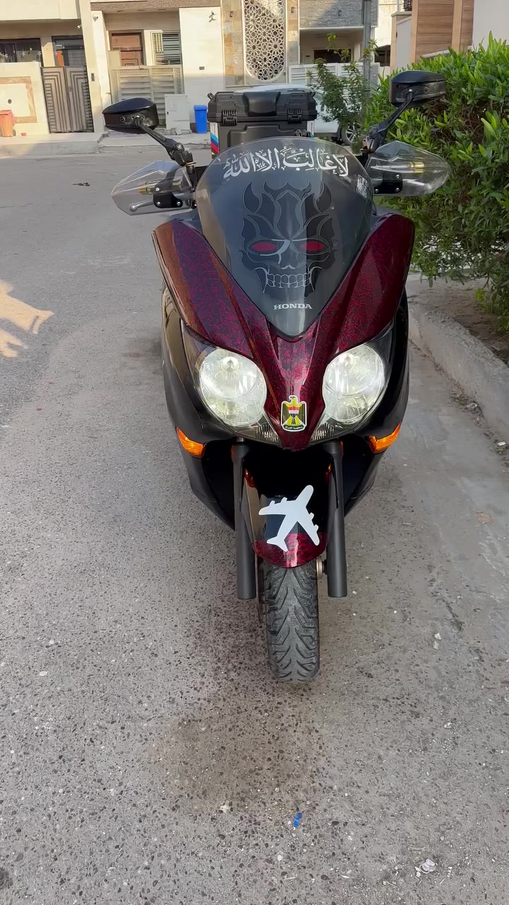 السلام عليكم 

فورزة 0.10 كفالة الدراجة مكينة وكير وكلشي 

4 تحويلات 7 كير 
بيهة غراض تزويد هواية 
1مصدات هوائية 
2مري عكرب اصلية مضلله 
3سماعات امبثري صوتهن حلو 
4قاعدة موبايل اصلية 
5صالنصة موراك اصلية من الخارج بيهة 
6عنابير بريكات سلفر ونج حجم كبير 
7 نيكل للمكينة 
8قاعدة كلاصات اصلية 
9جنطة سفر مرتبة كلش 
10تجوات الراكب الخلفي نيكل 
11الدراجة abs بريك بالمكان شحطة ميشحط التاير 
12اربع منافذ شحن يوسبي 
منضومة زنون نهار الشارع كدامك يصير 

الدراجة ماشية 68 الف بصمتين جاهزات وحتى باتريهن مبدل جديد 
وادامة كاملة للدراجة قبل السفر بيهة 
ترايك ما اكلك وين حط بانزين واطلع وين متريد  
اكلفلك سرقة وعشاير بيهة شوية ملاحضات بالكفر وممبينات كلش الدراجة كلة محسن ودهن امزويل وادامة وكت بوكتة يعني تاخذ جاهز تايرات بالجيس تركب وتطلع استادي ما اتعبك 
الدراجة معروضة ب16 وبيهة مجال للشراي 
***********
بالعيد رحت للشمال وجيت دهن ما جيكت ولا فتحت شي بيهة تروح وتجي مغمض  الله يكتبهة لصاحب النصيب 🤍
