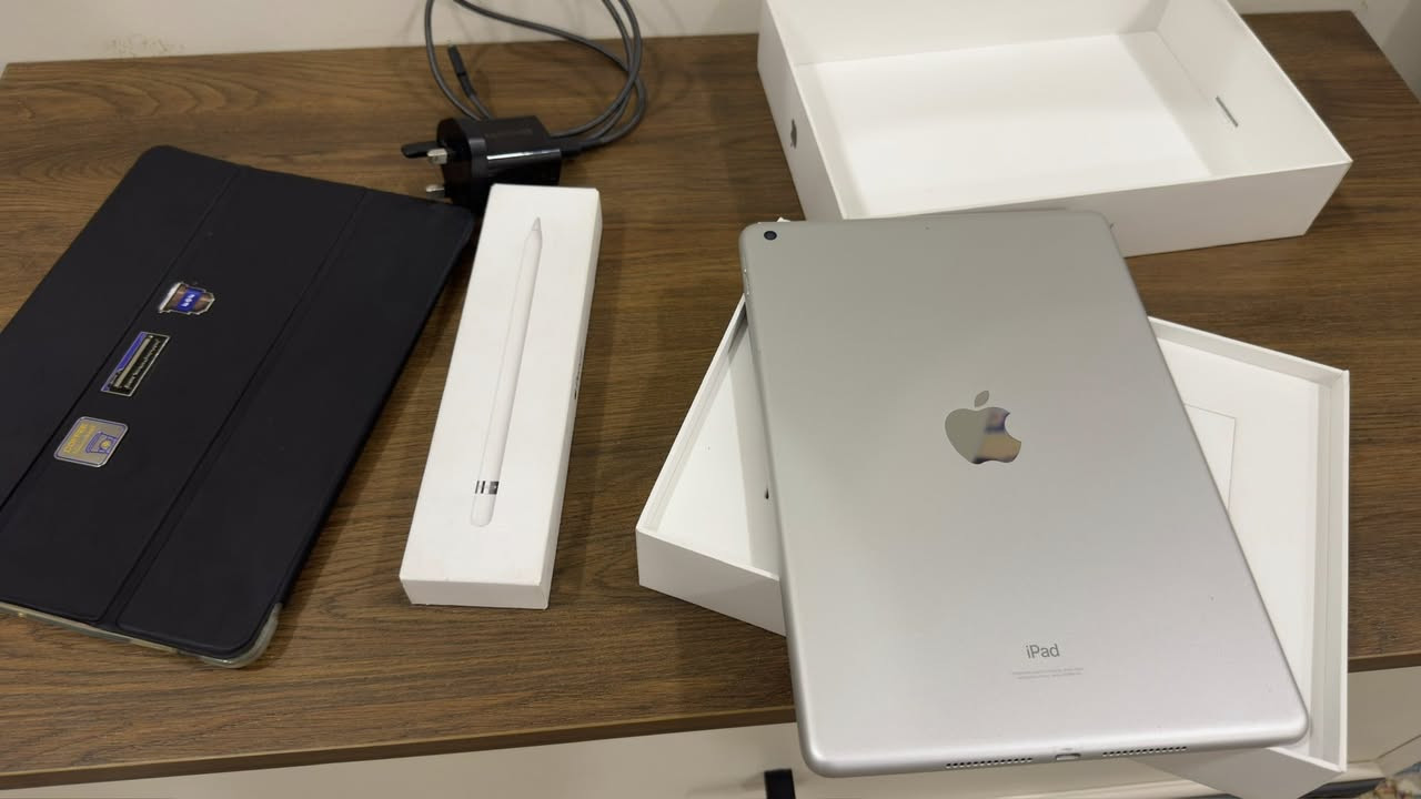 ايباد 9 ذاكرة 64gb بطارية 85‎%‎ ..
السلام عليكم
ايباد 9 نظيف جداً مستخدم استخدام دراسي فقط ، نسبة البطارية 85 ، ذاكرة 64gb ، و وياه قلم أصلي من أبل و شاحنة أصلية من أنكر ، مع كارتونة الأيباد و القلم ، مع گفر هدية ..

* ملاحظة يوجد خدوش آثار القلم خفيفة في الشاشة والجهاز ما مفتوح ولا مصلح ..

أبرز المواصفات والمميزات:
الشاشة: شاشة Retina مقاس 10.2 إنش بتقنية IPS، وضوح 2160 × 1620، وسطوع 500 شمعة، تدعم ميزة True Tone.
الأداء: شريحة A13 Bionic مع محرك عصبي Neural Engine، مما يضمن أداءً ممتازاً للألعاب والمهام اليومية.
الكاميرا:
أمامية: 12MP واسعة للغاية مع نمط "في الوسط" (Center Stage) لتتبع الحركة أثناء مكالمات الفيديو.
خلفية: 8MP واسعة لالتقاط صور وفيديوهات جيدة.
التخزين والبطارية: سعة تخزين 64GB أو 256GB. بطارية تدوم طوال اليوم (حوالي 10 ساعات من تصفح الويب).
التصميم والاتصال: هيكل ألومنيوم، زر هوم مع بصمة الإصبع (Touch ID)، ومنفذ Lightning للشحن.
...


**إذا كنت صاحب هذا الإعلان وتريد حذفه لأي سبب، رجاءا أرسل رسالة إلى الدعم الفني**