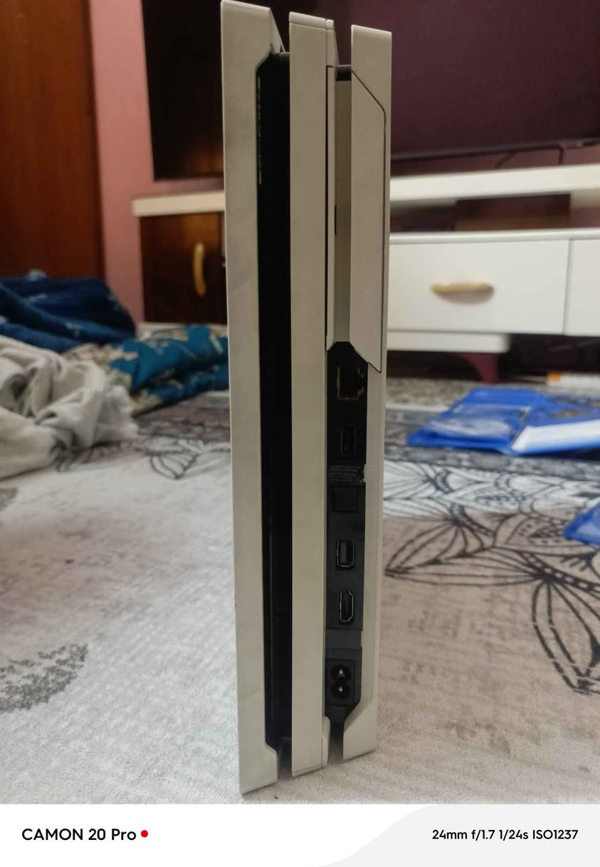 جهاز PS4 Pro غني عن التعريف، يدعم دقة 4K HD
450معه القراص
350بدون اقراص 
غني عن التعريف، يدم دقة 4K HDR لأفضل تجربة ألعاب ومعدل إطارات عالي .  نظيف جداً، استخدام شخصي، ويعمل بكفاء أي مشاكل تقنية أو صوت مروحة مزعج.
📋 المواصفات والملحقات:
سعة التخزين: 1 تيرا بايت (1TB).
الة بحالة الوكالة / كابل الطاقة / كابل HDMI الأصلي).
الحالة العامة: الجهاز نظيف جداً (شبه جديد) ولم يخضع لأي عمليات صيانة سابقة
للتواصل ⬇️📱
***********واتساب
‏‪***********‬‏ بغداد, العراق
