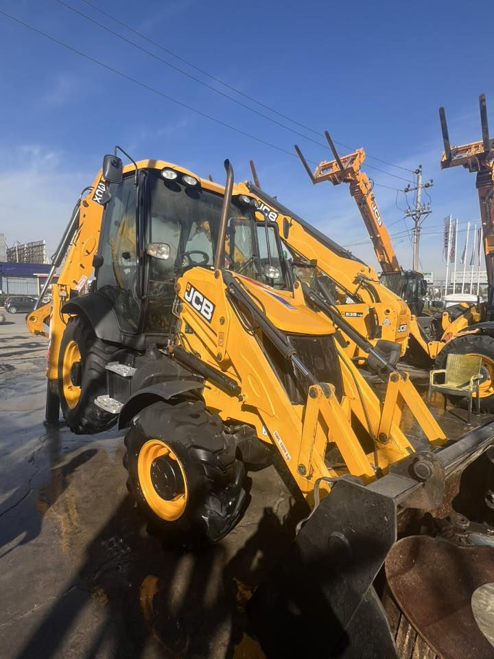 2018

بم نوزل بلاد 
7000 عدد الساعات 
مكينة و كير كلهن بشرط 
اكسلات جدد 
تايرات حاله جيده 
***********
***********
✅✅✅✅✅✅✅
