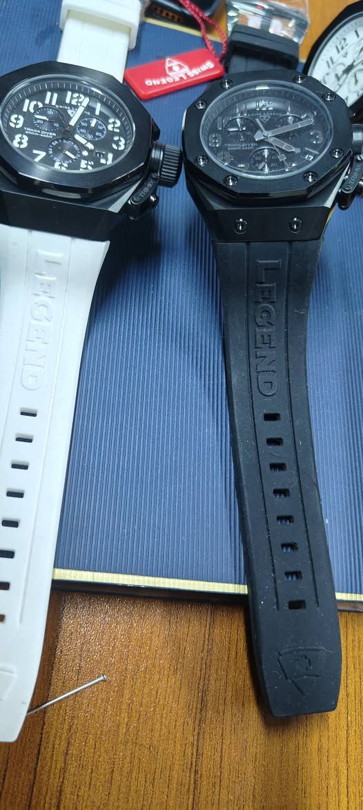 تحفة الغواصين النادرة.. Swiss Legend Trimix Diver بقلب سويسري وقفل بحري ⚓️
​الوصف:
لعشاق الساعات الضخمة والقطع "النوادر" التي تفرض حضورها.. متوفرة الآن ساعة Swiss Legend الأصلية بموديلها الأيقوني Trimix Diver. تصميم رياضي فريد يجمع بين متانة الهيكل ودقة المحرك، قطعة "لقطة" وجديدة تماماً.
​أبرز المواصفات الفنية والمنشأ:
​نظام القفل البحري (Screw-Down Crown): مزودة ببرغي قفل (كوكة قفل) لضمان عزل تام للمحرك ومنع دخول الماء أو الرطوبة، وهي ميزة الساعات الغطس الاحترافية.
​القلب النابض (المحرك): تعمل بـ ماكنة سويسرية أصلية من إنتاج شركة ISA Swiss العريقة، المعروفة بدقتها الفائقة وعمرها الطويل.
​نظام الكرونوغراف (الستوب ووتش): مجهزة بـ 3 أقراص داخلية احترافية (عداد الدقائق، الثواني، وعداد 1/10 من الثانية) لأقصى درجات الدقة في التوقيت.
​التاريخ والتقويم: نافذة مدمجة لعرض اليوم والشهر بوضوح تام.
​الهيكل والبودي (The Case):
​التصميم: هيكل "مثمن الأضلاع" (Octagonal) فخم جداً على اليد.
​المادة: مصنوع من الفولاذ المقاوم للصدأ (Stainless Steel 316L) عالي الجودة والمقاوم للتآكل.
​الحجم والوزن:
​القطر: 46 ملم مع سُمك 14 ملم، مما يعطي الساعة "هيبة" استثنائية.
​الوزن الصافي: تزن الساعة 150 غرام، وزن حقيقي يعكس فخامة المعدن وثباته على المعصم.
​الزجاج والمقاومة:
​الزجاج: كريستال معدني مقوى (Mineral Crystal) مقاوم للصدمات والخدوش.
​مقاومة الماء: مصنفة كـ Diver 200m (مقاومة لضغط الماء حتى عمق 200 متر).
​الحالة: جديدة تماماً (New Without Box).
​القيمة والندرة:
​تاريخ الإصدار: انطلقت هذه السلسلة في عام 2010، وتوقف إنتاجها رسمياً بعد عام 2017، مما يجعل امتلاك قطعة "جديدة" منها اليوم فرصة استثمارية حقيقية للهواة، فهي قطعة لم تعد تُنتج ولن تجدها عند غيرك.


**إذا كنت صاحب هذا الإعلان وتريد حذفه لأي سبب، رجاءا أرسل رسالة إلى الدعم الفني**