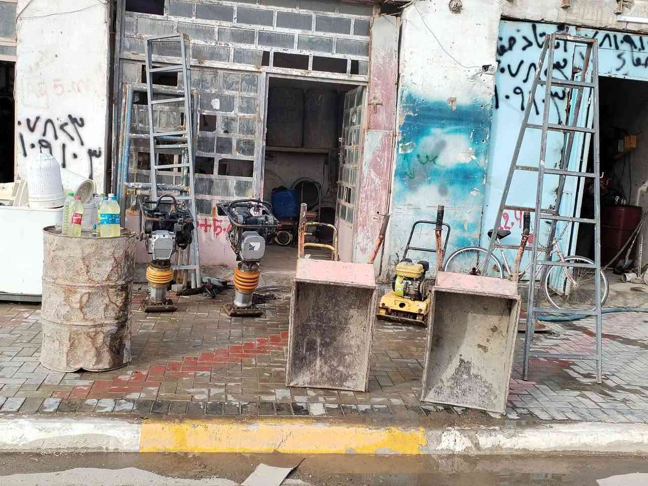 سكله كامله للبيع..
المكان الحمزه الشرقي..
الهاتف ***********
طزلات عدد ٥٠ بين متر ونص مترين وثلاث أمتار
دوس او دراب عدد ٤٠ 
درج مترتين ونص عدد ٦
درج ثلاث أمتار عدد طبك ١
درج ست متر عدد ٢
درج اربعه متر عدد ٢
برميل عدد ٢٥
تانكي ماي عدد ٥...
كسار كبير عدد ٧
همر عدد ٣٠
درين عدد ١٠
كوسره عدد ٨
منشار بانزين عدد ٢
ماطور ماي عدد ٢
قفص تركيب ابو ٩٠ عدد ١٠
قفص ابو ٦٠ عدد ٤
عرباين عدد ٨
كمبريسر عدد ٤
قفاز عدد ٢
حادلات عدد ٤
مكينه لحيم الالكترونيه عدد ٢
مكينه لحيم كبيره استيل عدد ١
فاره غسل عدد ٢
........
كاويات ماء عدد ٦
مولده عدد ٢
سبب البيع عدم التفرغ..
