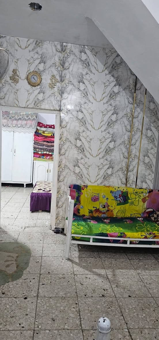 🏡 للبيع بيت مرتب - تفصال عملي ومريح
الموقع: [بغداد/حي النصر/البحث العلمي مقابل حي البتول /شارع اسواق السيد]

المواصفات:
• الواجهة: 6.5 متر | النزال: 20 متر  • المساحة الكلية: 130م² واقع حال مشموله بالتطويب (بيع مكاتبه) • الاستقبال: 4×8 متر - واسع للضيوف والمناسبات • المطبخ: 2.5×4 معزول - نظافة وخصوصية تامة • الصالة: 4×4 معزول - معيشة عائلية مريحة • غرفة نوم: 4×5.5 متر - كبيرة وشرحة • الخدمات: درج داخلي + حمام معزول1.5×2 + ترك 
-بيتونه كبيرة +مخزن وسطح خلفي 
+سطح امامي يصلح لبناء غرفتين كبار  وبالكونه 
مميزات تهمك:
خدمات (تبليط.مجاري.ماء ٢٤ ساعه مينقطع .خطين كهرباء .سحب مولد)
 البيت شرح ومابي خنگة 4. مساحات حلوة: الغرف كلها قياساتها كبيرة مو مخنوكة 
السعر: [٨٥ مليون] وبي مجال للشراي الجاد  
المعاينة: يومياً بالتنسيق المسبق  
📞 للتواصل: [***********] - من المالك مباشرة
