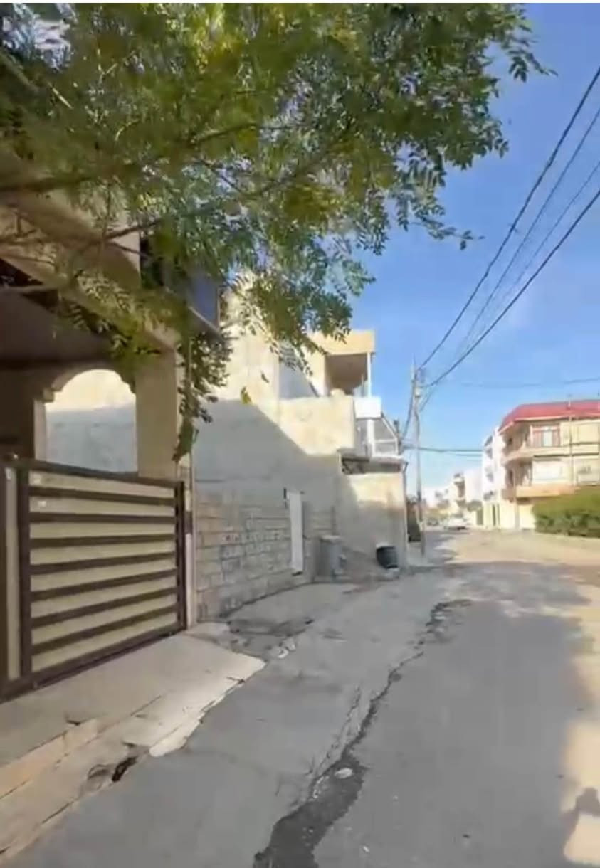 خانووى  150 متر دوو قات و ژئر زه مين
پئك دئت له : ژئر زه مين ، ژوورئكى گه وره و هول ، 
                       حمام و مرافق ، شوئنى مطبخ
طابقى يه كه م : ژورئكى گه وره و مطبخ و حمام و
                           مرافق .
طابقئ دووئ : 3 ژورى نووستن و به له كون و
                         حمامات . به يتونه .
ده كه وئته: هه ولئر ، به حركه ، مجمع مزوري ، 
        فه رعئ ره وزئ ، سئيه م خاني له 20 ى مجمع 
خانووئكى تا بلئى خاوين و جوانه نزيك مه دره سه و ره وزه و بازاره مالى دؤسته .

سعرى :                  950 ورق و مجال
په يوه ندى :          ***********

بيت          150 متر طابقين و طابق تحت الارض
يتكون من : طابق تحت الأرض ، غرف كبير وهول 
                   و حمامات.
طابق الأول : غرفه كبيره و مطبخ و حمامات 
طابق الثاني: 3 غرف نوم و حمامات و بيتونه 
بيت نظيف و مكان راقي قريب للمدرسه و روضة 
       الأطفال و السوق .

سعر.                950 ورق و مجال
للاتصال.           *********** أربيل, العراق
