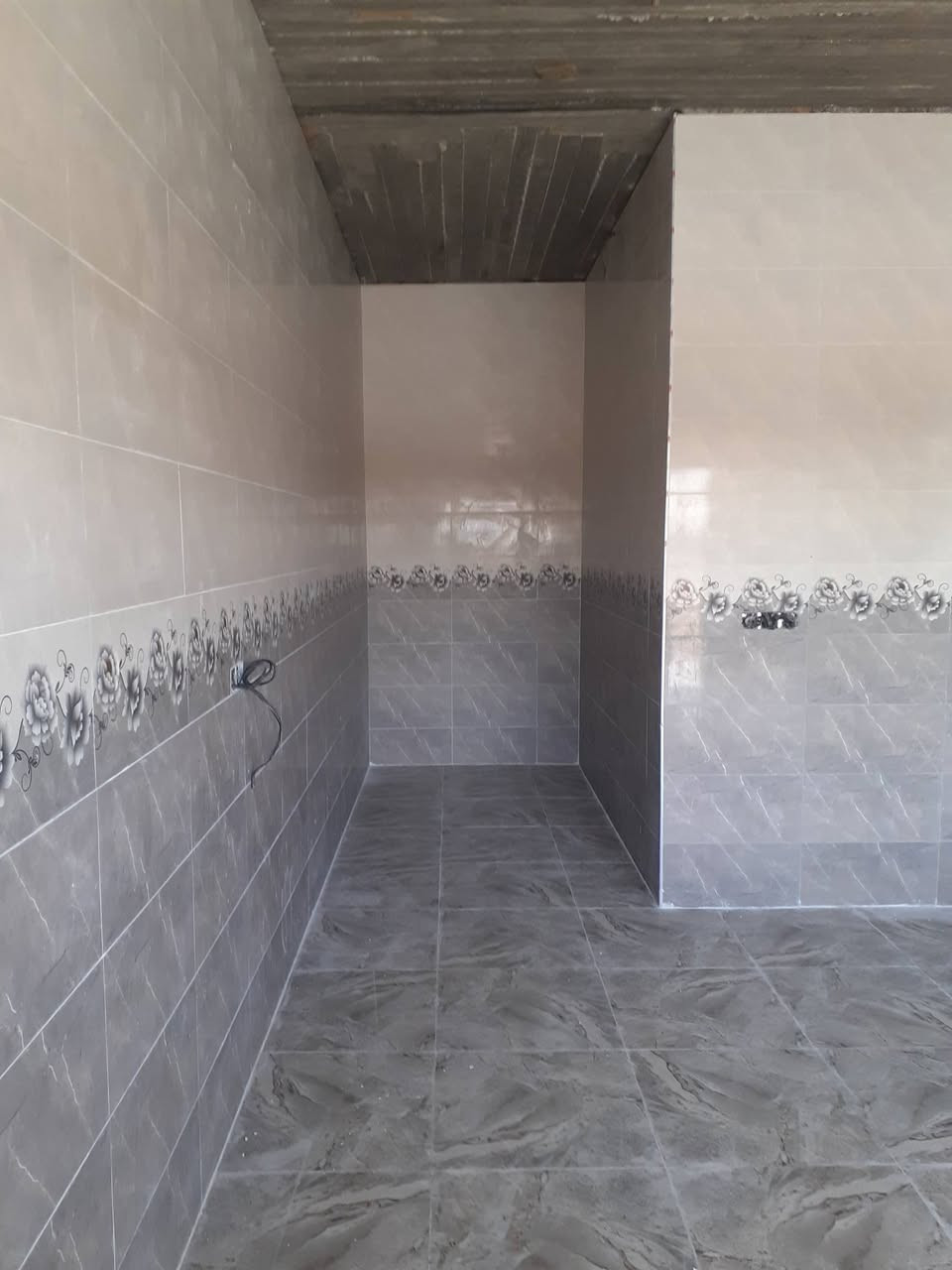 السلام عليكم  اسطه سيراميك متفرغ شغل درجه اولى ***********
