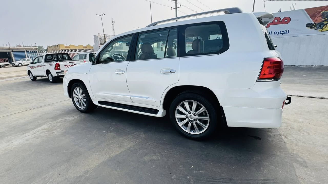 سلام عليكم للبيع لكزز موديل ١١
عله وضع شركه

سيارة جديدة 

رقم شمالي 

ماشيه ١٤٠

فول موصفات 

ترهم مراوس

***********
