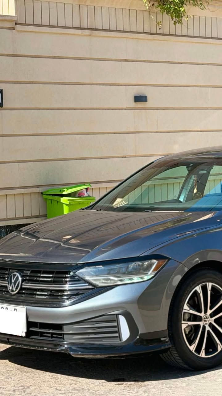 السلام عليكم
Volkswagen Jetta Sport 2023
للبيع جيتا موديل 2023 مواصفات سبورت 
1.5 turbo 
سايد بريك بصمة 
شاشة الكتورنية 
وضعيات قيادة Normal Sport Eco
رادار امامي
ماشية 37 
السيارة حادثها قطعة وحدة صبغ بنيد مبدل دعامية بلادي وبيها ملاحظة بسيطة بالباب
سعر 137 
للاستفسار ‭***********‬
