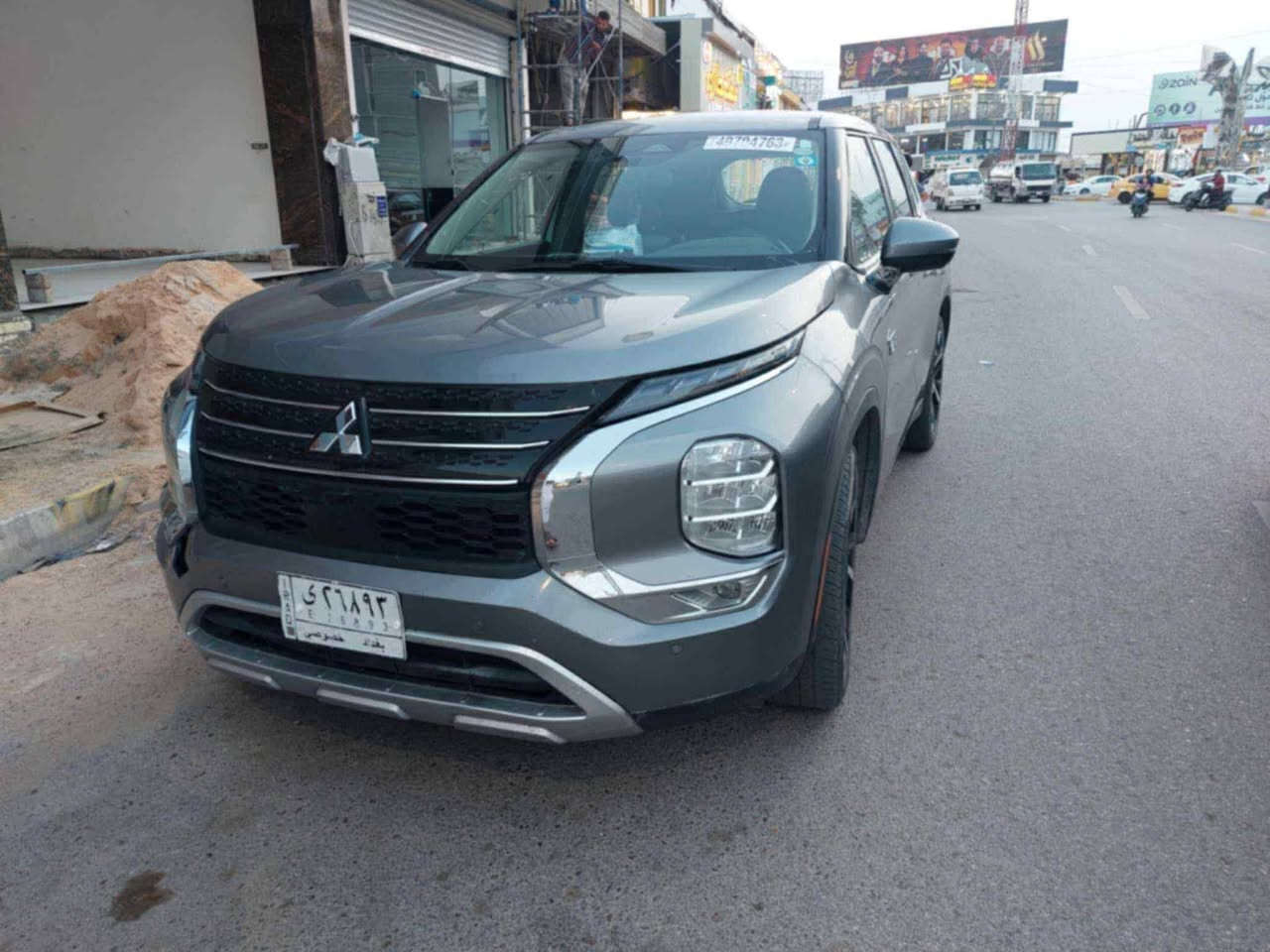 بيع او اقساط حسب القناعة
🔥ميتسوبيشي اوتلاندر2022
ياباني اصلي 

محرك 4 سلندر
حجم المحرك: 2500cc 
7 مقاعد ( المقعد الاخير للاطفال )
المواصفات
التحكم بالمراية الجانبية كهربائي
تبريد مركزي قطعتين
6 وضعيات للقيادة
شاشة دجبول الكتروني
كير شفتات للقيادة الرياضية
لايت نهاري امامي LED
إشارة ترحيب 
حساسات امامية وخلفية 
توقف ذاتي خلفي
اوتو بريك 
اوتو هولد 
كير طيارة 
ويل مقاس١٩  انش المنيوم بلادي 
كشن كهربائي ذاكرة  ( السائق فقط)
هيتر كشنات الامامية  
شاحن لاسلكي للهواتف 
كشن جلد و شامو
جميع الجامات كهربائي اوتو
تحكم ستيرن جهتين 
قيادة ذاتية و تتبع سيارات 
شاشة وكاميرا بلادي
نظام الايكو الاقتصادي
جنح خلفي 
التحكم بالمراية الجانبية كهربائي
6 سماعات
***********
***********

ماشية ٧٨
اربع قطع صبغ 
رقم بغداد تحويل مباشر 
السعر ١٧٥ و بيها مجال

