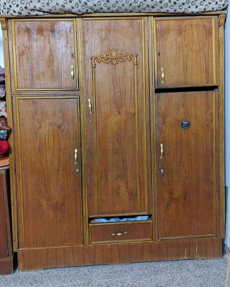 السلام عليكم عندي غراض بيت مستخدمات متكونات من 2 كناتير واحد ابو 5 طلاقات والثاني ابو 3 طلاقات + زاوية و 2 بوفيات وغساله / سعرهن كلهن 350 وبيهن مجال
العنوان: بغداد الأمين
الرقم: ***********
