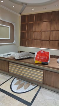 ميز مكتب كامل جاهز هوا و الديكور الي خلفة بالحايط  تجي تجيب سيارة تفتح...