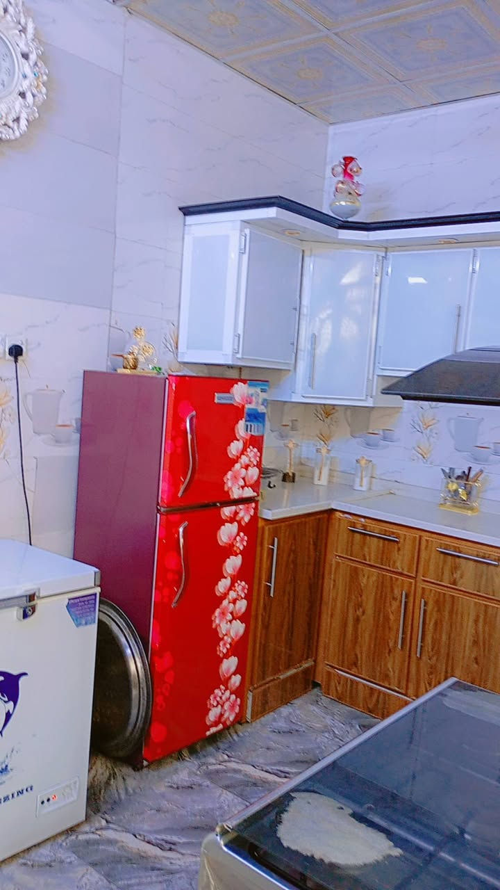 السلام عليكم
دار. للبيع  مساحة ٥٠ متر طابق ونص سند ٢٥ طابو زراعي 
الطابق الارضي صب كونكريت وكله سقوف ثانويه يحتوي على طرمة ومطبخ وصاله ٦× ٤ ومنور وصحيات ومخزن صغير بالمنور 
الطابق الثاني صب كونكريت يحتوي على غرفة نوم ٤×٤ وملحق وحمام وسطح 

العنوان / كربلاء حي الكرار مقابل حي الإمام علي (ع) مقابل مستشفى الكفيل قريب من طريق الزوار كافة الخدمات متوفره 
علماً أن الكاونتر وغرفة نوم والثريات يبقن للمشتري 
للاستفسار الاتصال على الرقم ***********
