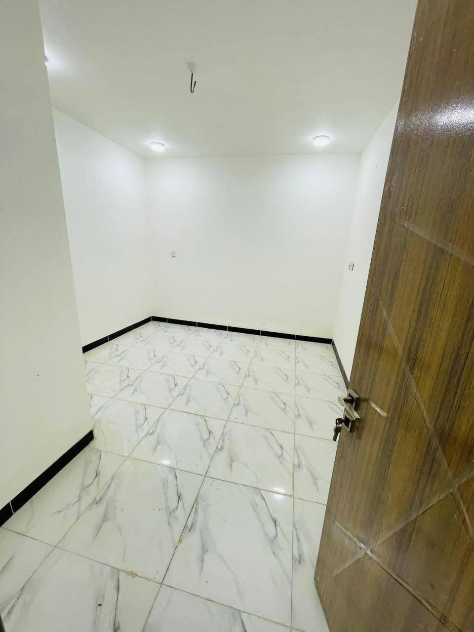 🏠 شقة للايجار 
📍 الموقع: شارع المطبات قرب شارع 60 
✨ المواصفات:
▫️ غرفتين نوم 
▫️مطبخ 
▫️هول 
▫️صحيات 
......................
📞 للاستفسار والمعاينة: 
الاتصال على الارقام :
***********☎️ واتساب
او مراجعة المكتب 
الحلة _ الكرامة الشارع المشجر مجاور اسواق المطار 1 
✅ نستقبل جميع عروضكم السكنية 🏠 والتجارية 🏡 بكافة مناطق الحلة 
…………………………
