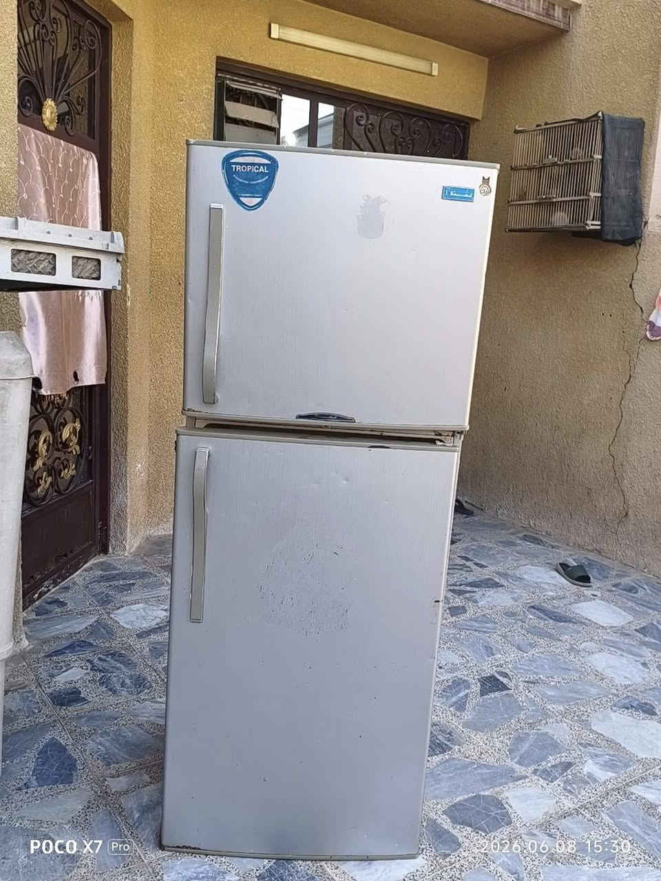 سبلن طن نقص غاز
ثلاجه كبيره الباب مالتهة واكع اثلج 
مبرده كببره جده  ومبرده وسط بيهة خلل بسيط 
ومبرده صغيره تشتغل 

ابيعهن شعل السعر ٤٠٠ 

مكاني الزعفرانيه 
***********
