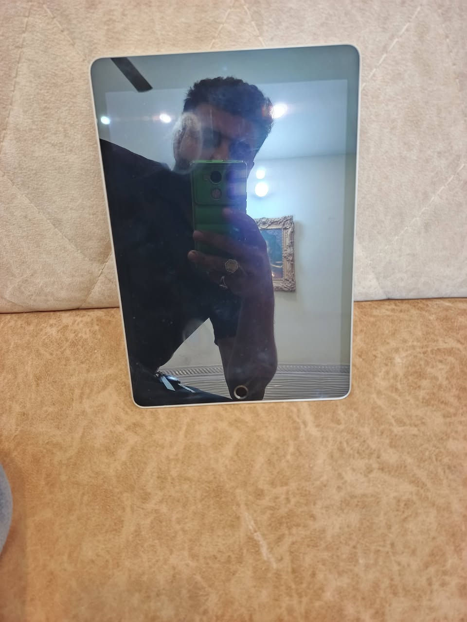 السلام عليكم ايباد للبيع 9 شرط نضيف مابيه اي خلل الملحقات بس حافظه ويا سعر 225 رقمي ***********
