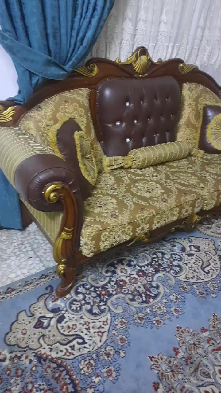 السلام عليكم 
طباخ ٥ عيون بي عطل بوحده من العيون ٧٥ وبي مجال
كاونتر بي ضرر بل صفحه مال قطعه الجوه ٢٠٠ وبي مجال 
تخم قنفات مثل ما موضح بل فديو ١٠ مقعد ب٦٠٠ وبي مجال 
مكاني بغداد الكريعات
***********
