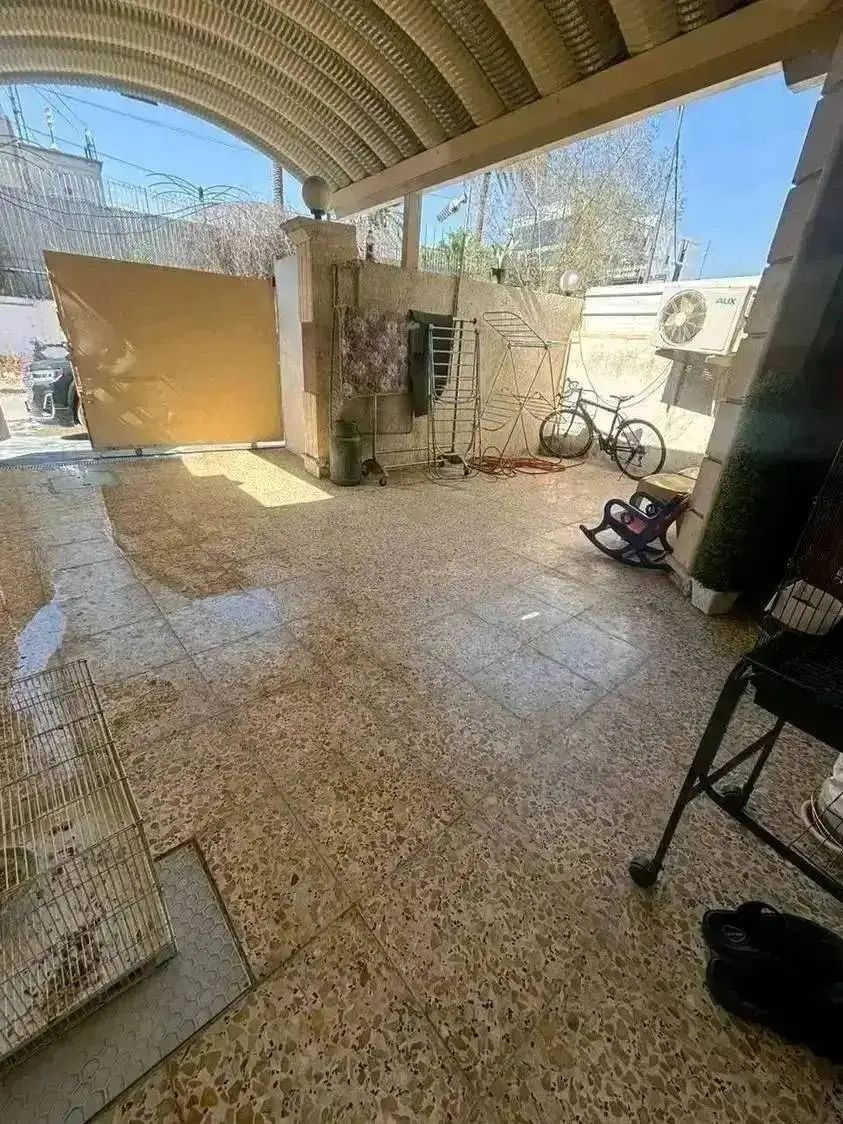 السلام عليكم⚘️⚘️⚘️
بيت للبيع الاعظمية /شارع المغرب 
المساحة١١٣ 
الواجهة ٦ م 
بناء حديث واجهة حجر 
يحتوي على كراج ومدخلين 
الطابق الأول مطبخ وصالة وحولي وغرفة نوم وخدمات 
الطابق الثاني غرفتين نوم وخدمات 
الطابق الثالث بيتونة وسطحين وغرفة سندويج 
للاستفسار مراسلة الصفحة او الاتصال بالرقم ***********
