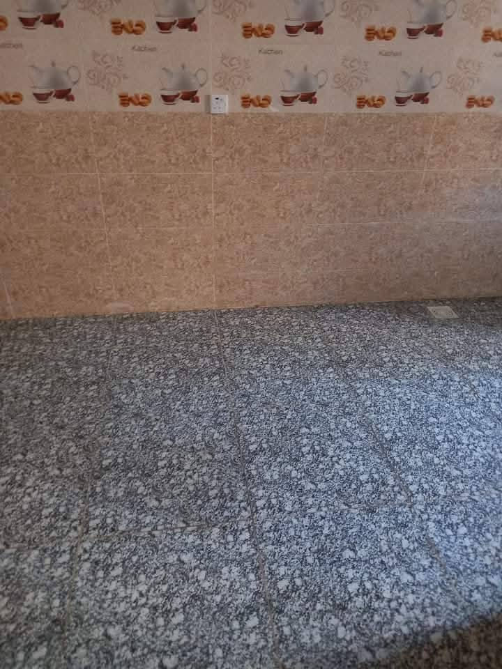 بيت ليجار منطقت امانه طابق ارضي مساحته 125متر بي ستقبال ومطبخ وصاله وغرفه نوم وصحيات منفصله داخليه وخرجيه***********
