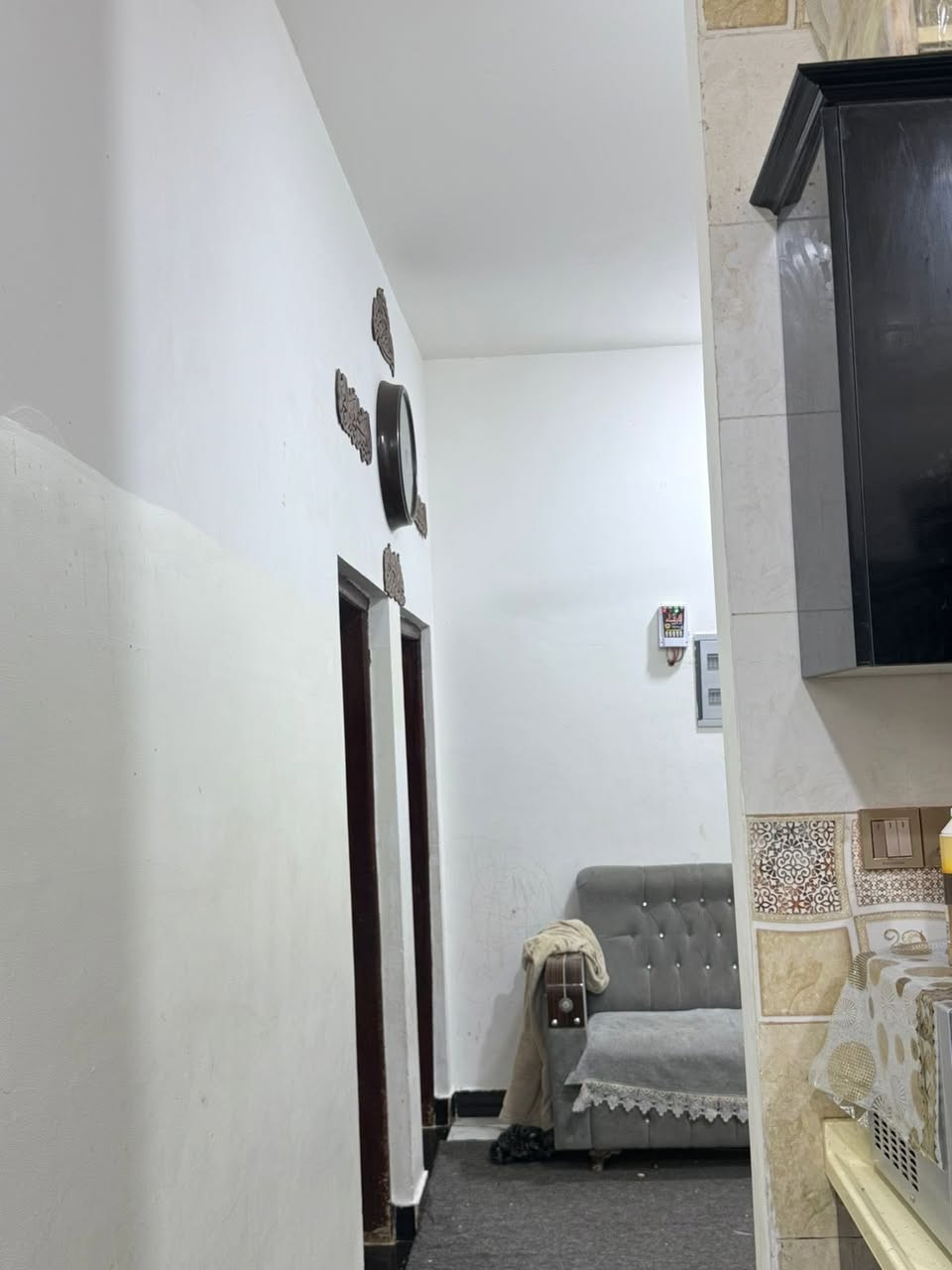 بيت للبيع طابو زراعي منطقة الحمود  متكون من غرف 2 ودوانية صغيرة وموزع ومطابخ 2 حار وبارد وحمام وكليدور   ومساحة طارمة غير مبنية من ضمن البيت تقريب 40 متر  

شارع عريض مشمول بالتبليط  اقل شهر يتبلط   كهرباء جديدة مجاري جديدة 
مساحة البيت 180 متر   تفاصيل كلها مذكورة السعر 80 مليون بناء جديد  كلشي مذكور  شراي اهلا وسهلا
المراسلة ع واتساب 
***********
