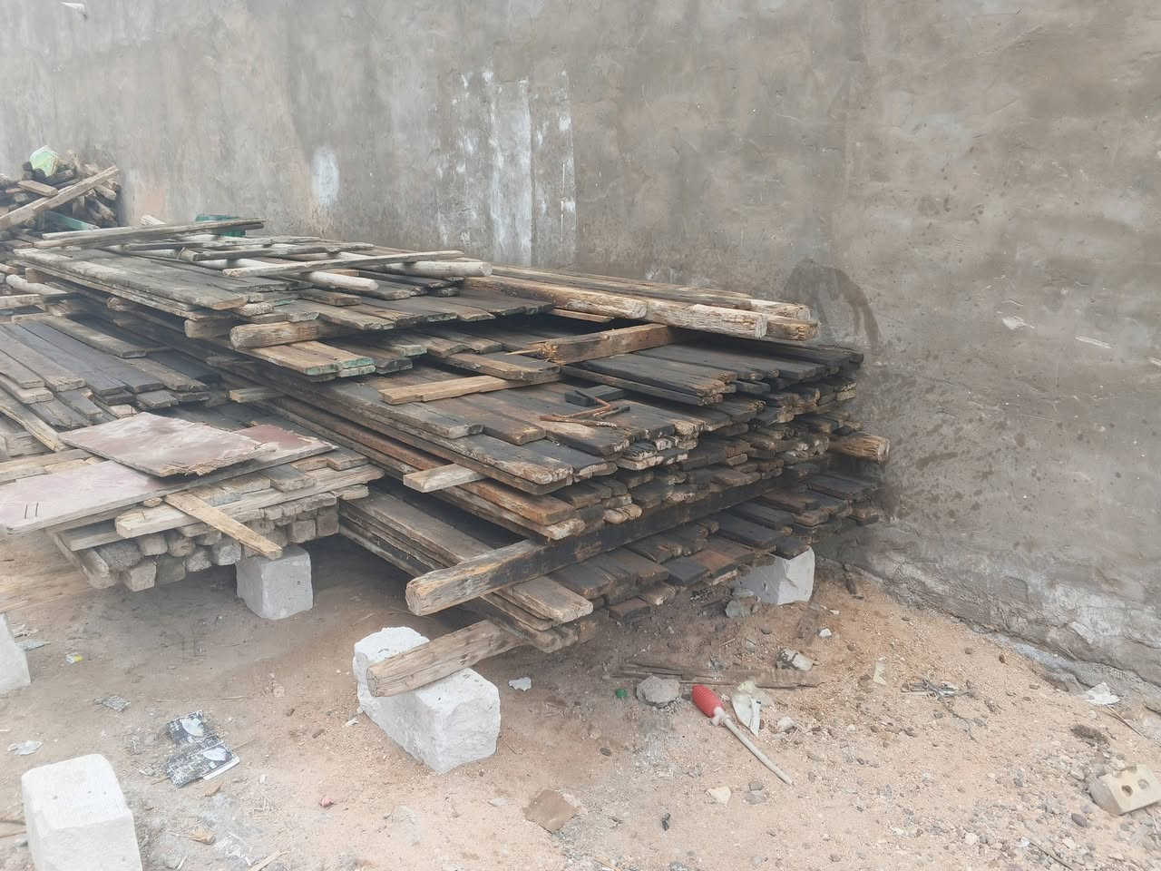 خشب للبيع بس الوح بغداد شهدء العبيدي***********
